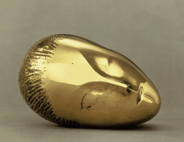 Sculpture “La Muse endormie” de Constantin Brâncuși (1910) : tête ovoïde en bronze poli, yeux clos symbolisant le sommeil