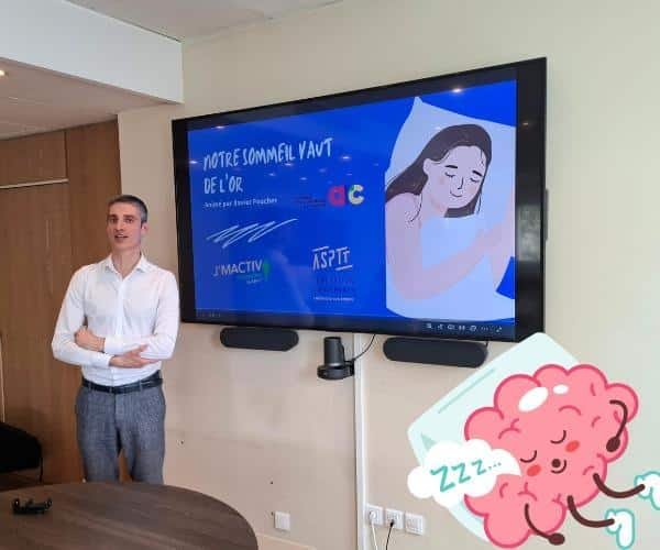 Conférencier expliquant comment faire du sommeil une soft skill essentielle, fondation médicale, juillet 2025