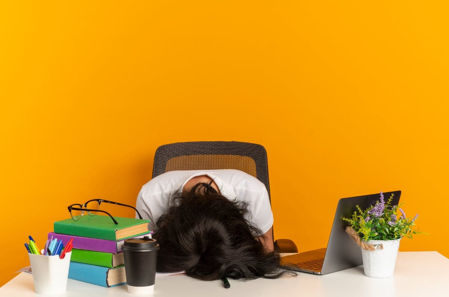 Une jeune femme subissant un blocage psychologique au travail