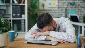 Jeune homme fatigué par le blocage psychologique
