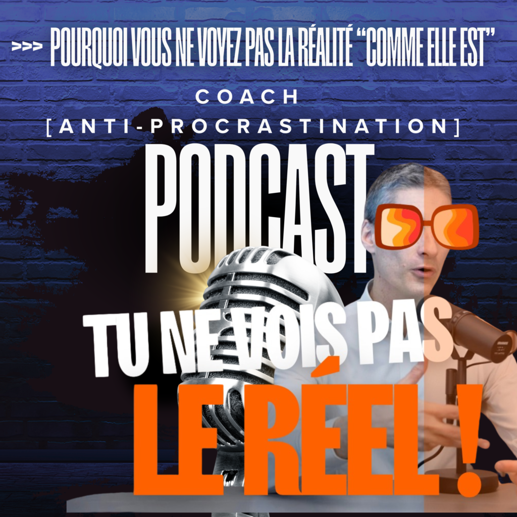 Visuel de podcast : Xavier Foucher avec lunettes orange, bande orange transparente à droite et titre “Tu ne vois pas le réel” sur le biais cognitif de perception sélective.