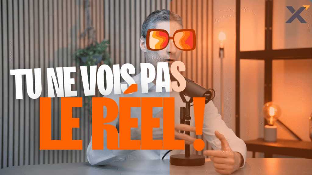 Xavier Foucher avec lunettes orange illustrant le biais cognitif de perception sélective et le message “Tu ne vois pas le réel”.