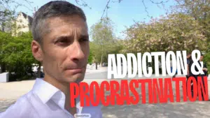 Xavier Foucher, coach anti-procrastination, écoute avec compassion lors d’un échange de rue sur la procrastination et l’addiction à Paris