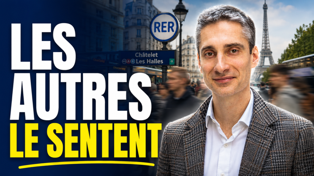 Vignette YouTube montrant Xavier Foucher dans un décor parisien avec des passants floutés, illustrant l’idée que les autres perçoivent notre état intérieur à travers le corps, la posture, le regard et la communication non verbale.