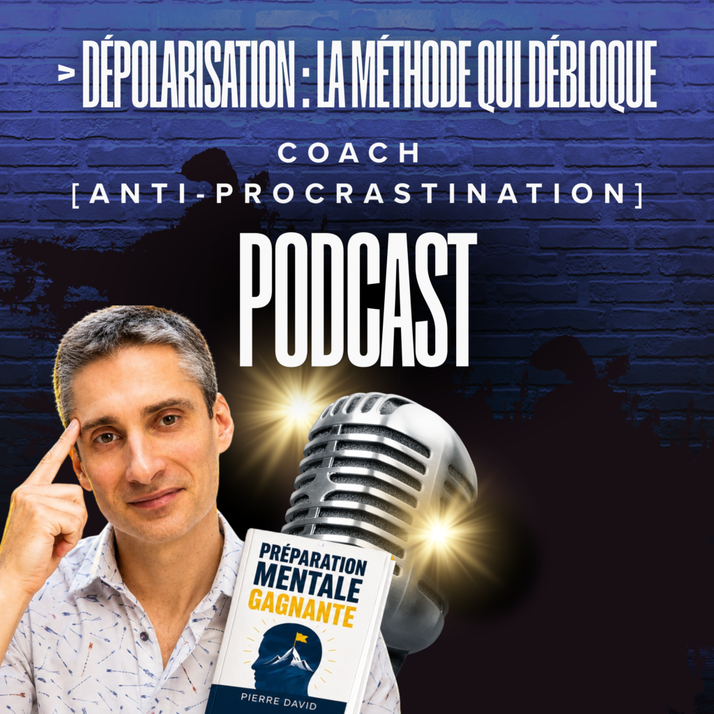 Xavier Foucher sur le visuel du podcast Coach Anti-Procrastination consacré à la dépolarisation, avec le livre Préparation mentale gagnante de Pierre David et un micro de podcast.