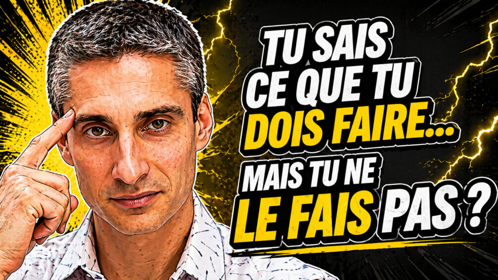 Xavier Foucher face caméra dans la bande-annonce de sa chaîne YouTube Coach Anti-Procrastination, avec un message fort sur la procrastination et le passage à l’action.