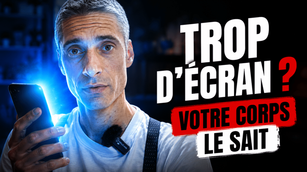 Vignette YouTube montrant Xavier Foucher avec un téléphone lumineux et le texte “Trop d’écran ? Votre corps le sait”, pour illustrer la cyberdépendance et ses effets sur le corps, le sommeil et l’énergie.