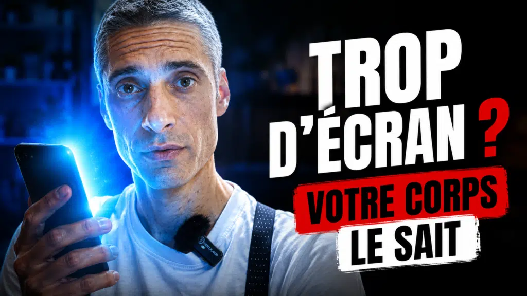 Vignette YouTube montrant Xavier Foucher avec un téléphone lumineux et le texte “Trop d’écran ? Votre corps le sait”, pour illustrer la cyberdépendance et ses effets sur le corps, le sommeil et l’énergie.