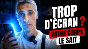 Vignette YouTube montrant Xavier Foucher avec un téléphone lumineux et le texte “Trop d’écran ? Votre corps le sait”, pour illustrer la cyberdépendance et ses effets sur le corps, le sommeil et l’énergie.