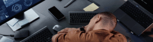 Homme épuisé devant plusieurs écrans, illustrant la cyberdépendance et l’addiction au téléphone
